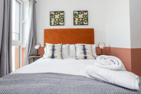 Lake view apartment 5 minutes to city center with free parking nearby